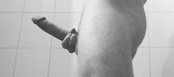 Un beau mandrin en érection sous la douche Un beau mandrin en érection sous la douche